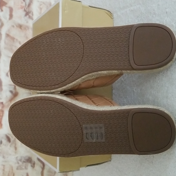 New Michael Kors Linden Croc-Embossed Sandals - Picture 6 of 13